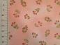 Preview: Patchworkstoff mit kleinen Beeren und Blättern auf rose'. Von Timeless Treasures. Deteilansicht mit MAß.