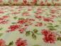 Preview: Stoff. Rote und rosa Blumen auf cremefarbenem Hintergrund.