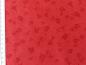 Preview: Stoff kleine rote Blüten auf einem etwas helleren Hintergrund. Detailansicht mit Maß.