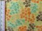 Preview: Patchworkstoff aus der Serie Refresh. Blüten in apricot und mint auf gelben Untergrund. Detailansicht mit Maß.