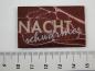 Preview: Etikett zum Aufnähen Nachtschwärmer bordeaux. Detailansicht mit Maß.
