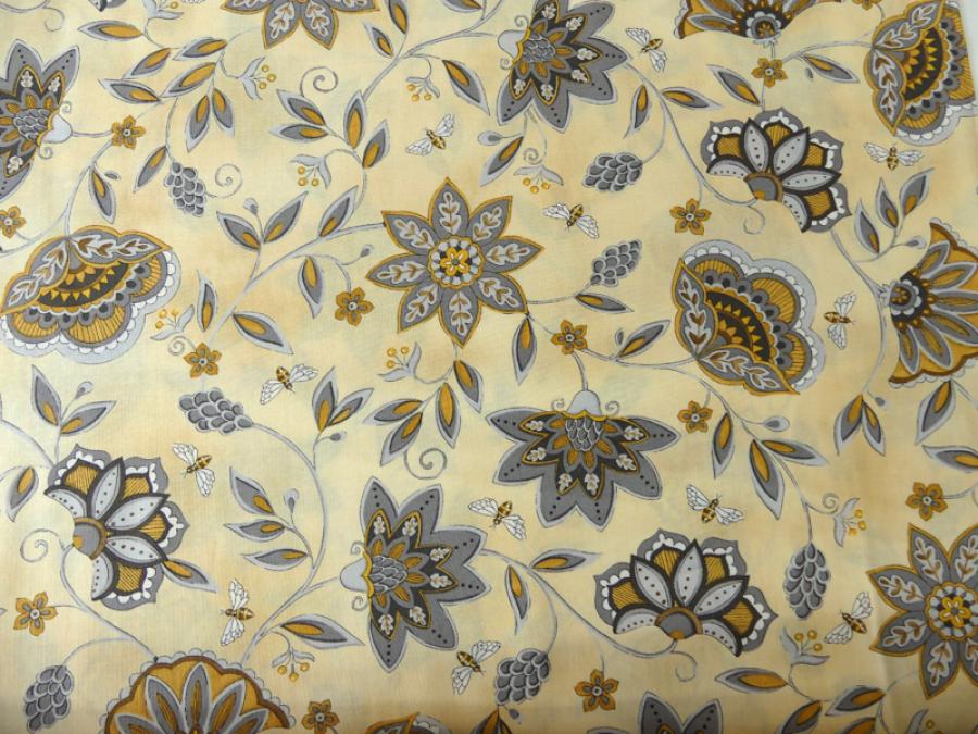 Preview: Stoff, creme und honigfarben mit floralem Muster.