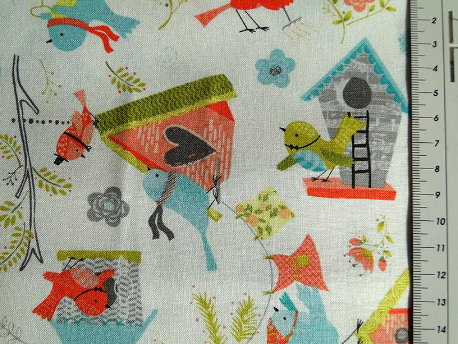 Preview: Stoff. Bunte Vogelhäuschen und Vögel auf weißem Hintergrund. Detailansicht mit Maß.