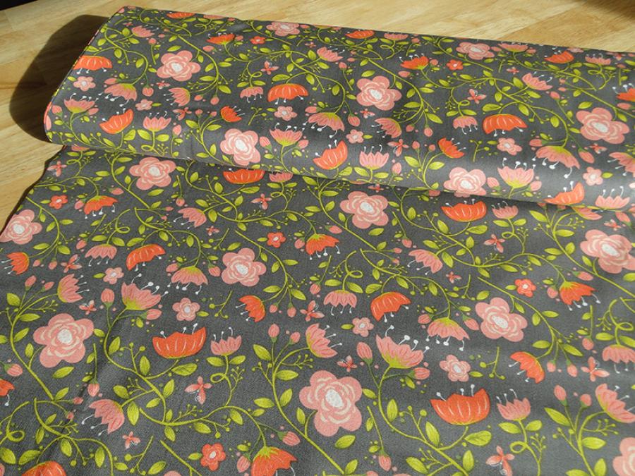Patchworkstoff, Meterware in grau mit vielen unterschiedlich großen Blüten in rot und rosa.