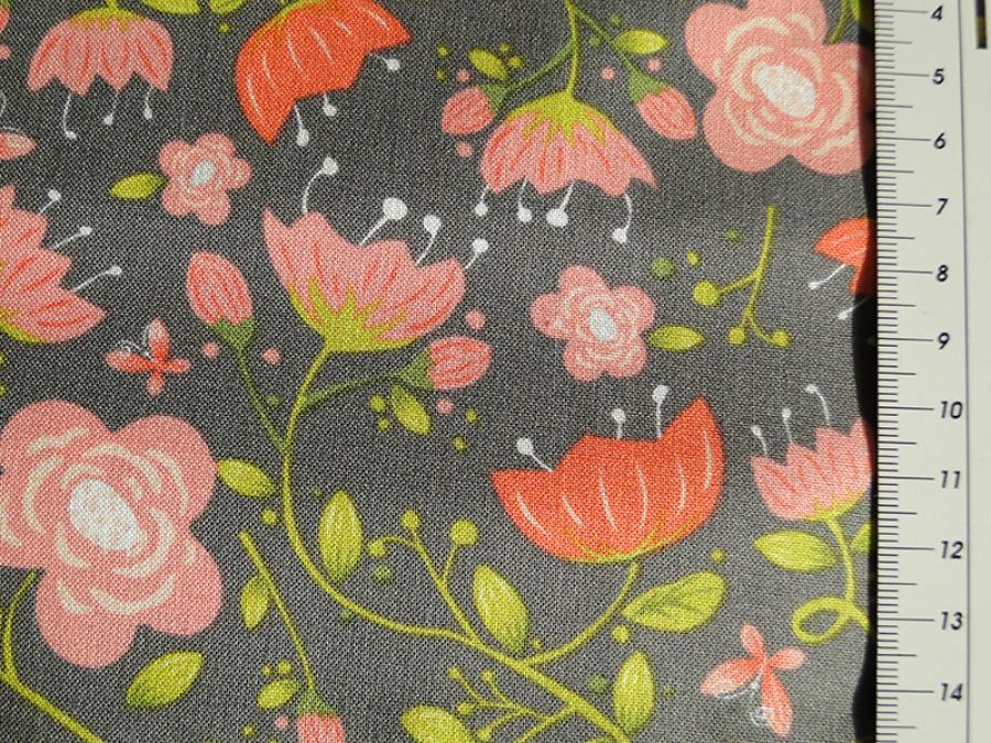 Preview: Stoff. Rote und rosa Blüten auf grauem Hintergrund. Detailansicht mit Maß.