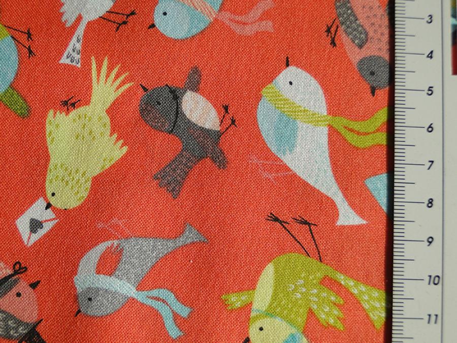 Preview: Stoff. Bunte Vögel auf rotem Hintergrund. Detailansicht mit Maß.
