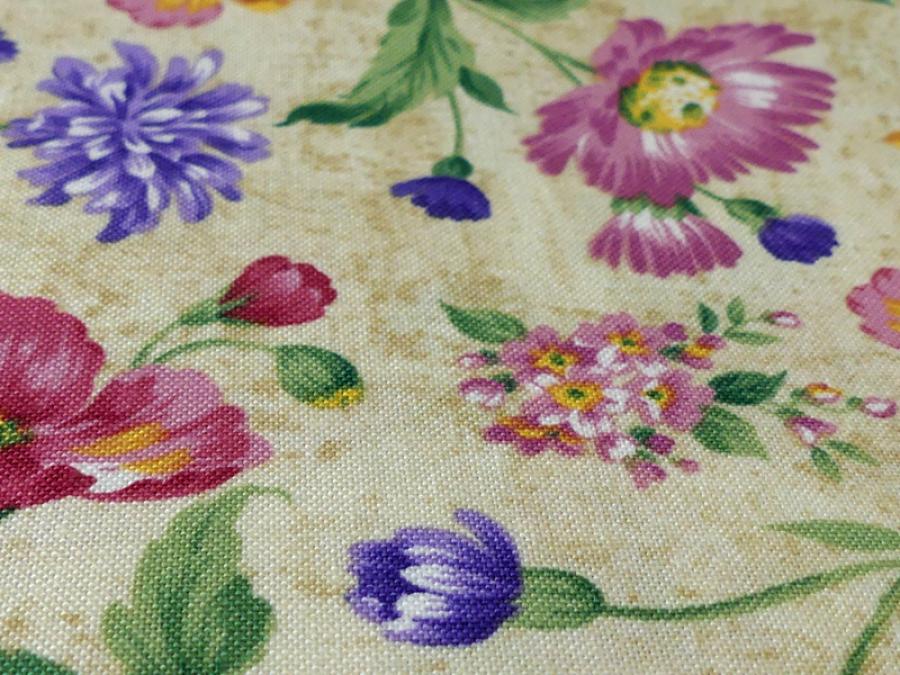Preview: Patchworkstoff mit vielen bunten Blumen  non Timeless Treasures. Nahansicht.
