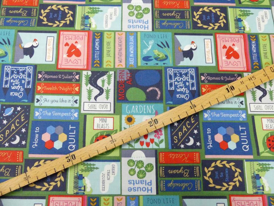 Patchworkstoff mit Bücher und Buchcover bunt von Lewis and Irene aus der Serie Bookworm