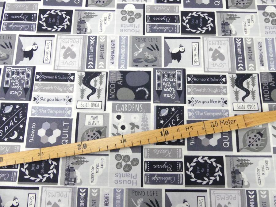 Patchworkstoff mit Bücher und Buchcover graublau von Lewis and Irene aus der Serie Bookworm