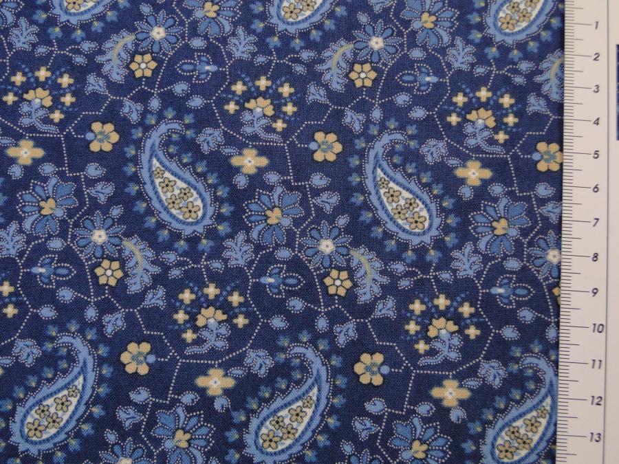 Preview: Patchworkstoff, Meterware. Detailansicht mit Maß. Paisley in blau und weiß. Lexington von Moda.