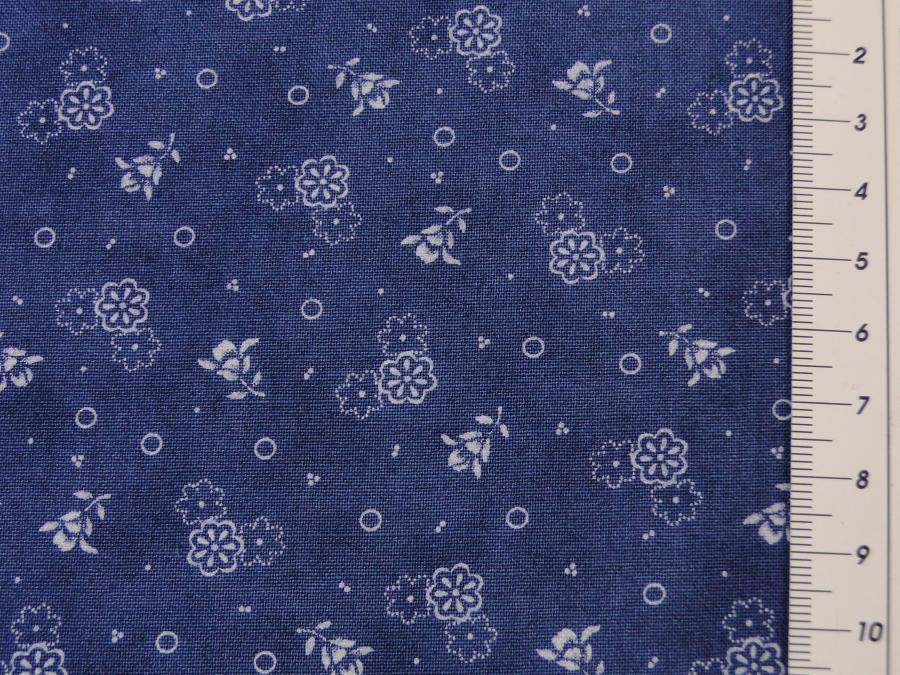 Preview: Patchworkstoff, Meterware. Detailansicht mit Maß.Kleine weiße Blüten auf blauem untergrund. Lexington von Moda.