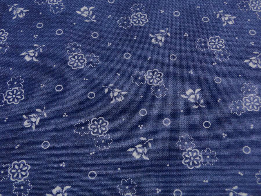 Preview: Stoff, Meterware. Kleine weiße Blüten auf blauem Untergrund. Lexington von Moda.