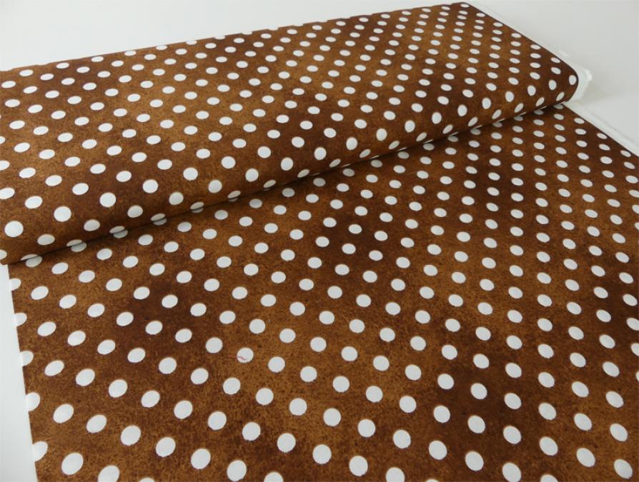 Patchworkstoff mit weißen Punkten auf braunem Untergrund von Quilting Treasures aus der Serie Daily Grind.