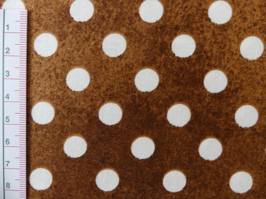 Preview: Patchworkstoff mit weißen Punkten auf braunem Untergrund von Quilting Treasures aus der Serie Daily Grind. Detailansicht mir Maß.