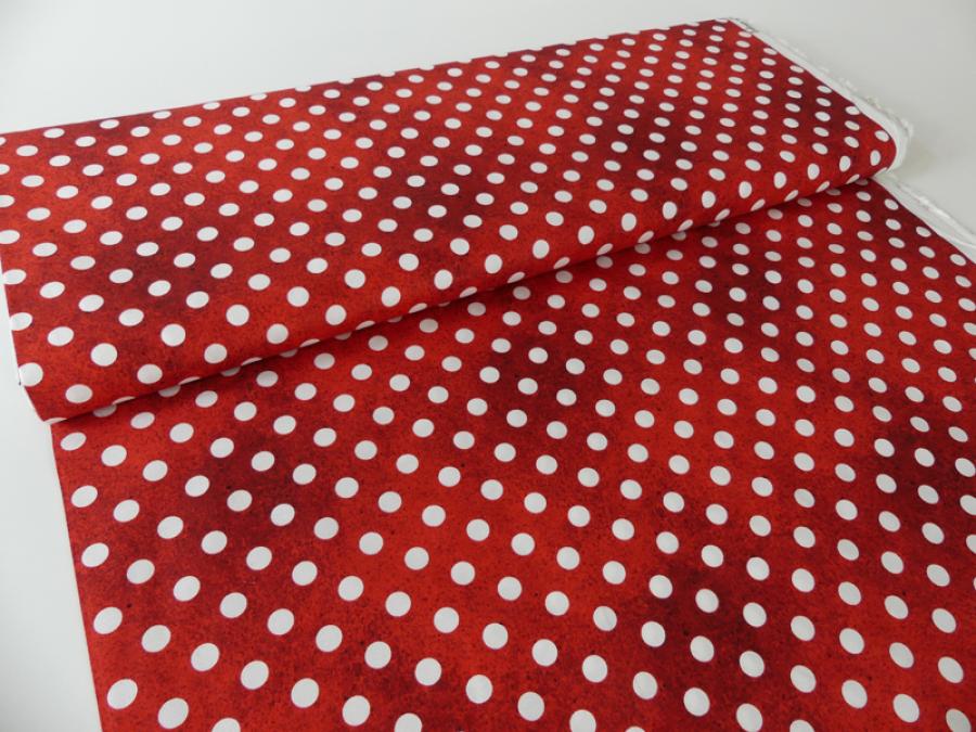 Patchworkstoff mit weißen Punkten auf rotem Untergrund von Quilting Treasures aus der Serie Daily Grind.