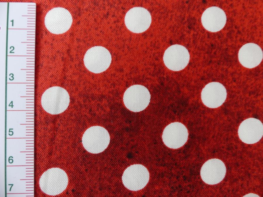 Preview: Patchworkstoff mit weißen Punkten auf rotem Untergrund von Quilting Treasures aus der Serie Daily Grind. Detailansicht mir Maß.