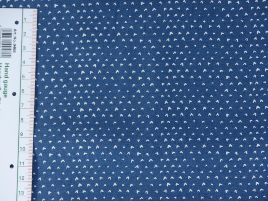 Preview: Stoff. Blauer Patchworkstoff mit vielen kleinen weißen Herzen. Detailansicht mit Maß.