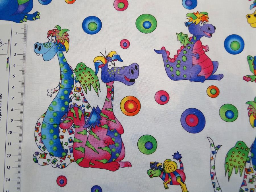 Preview: Patchworkstoff von RJR mit einigen bunten Dinosaurier auf weißem Untergrund. Detailansicht mit Maß.