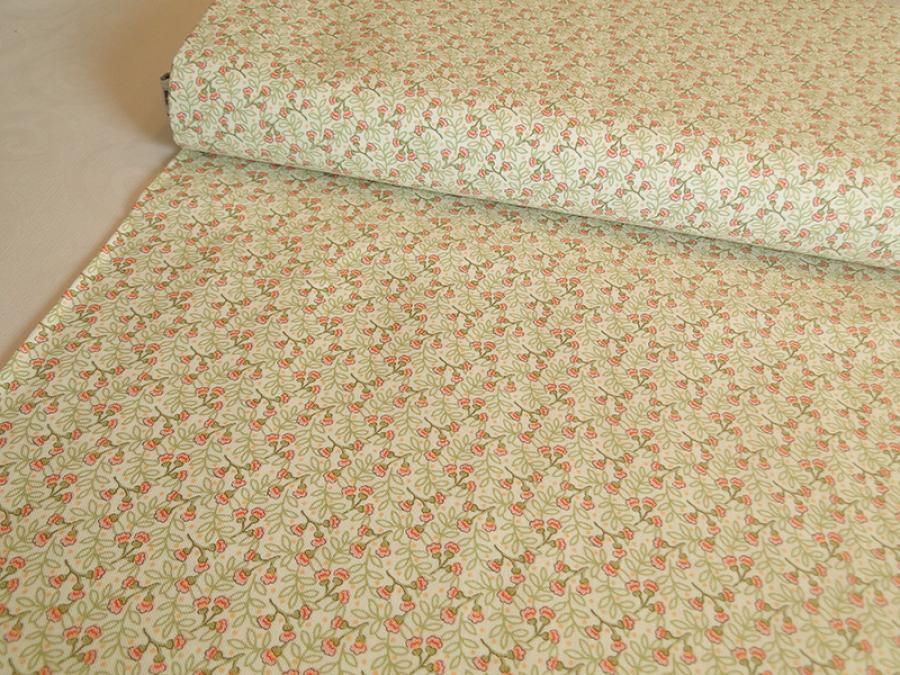 Patchworkstoff mit niedlichen, kleinen Blüten in corall und hellgrün auf creme. Von Timeless Treasures.