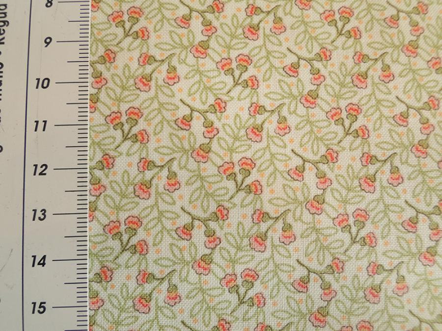 Preview: Patchworkstoff mit niedlichen, kleinen Blüten in corall und hellgrün auf creme. Von Timeless Treasures.  Detailansicht mit Maß.