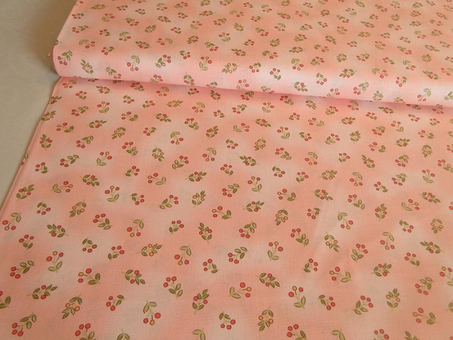 Patchworkstoff mit kleinen Beeren und Blättern auf rose'. Von Timeless Treasures.