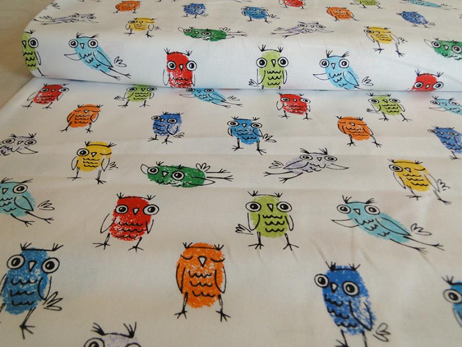 Patchworkstoff von Timeless Treasures. Weiß mit bunten Fingerabdruck-Eulen.