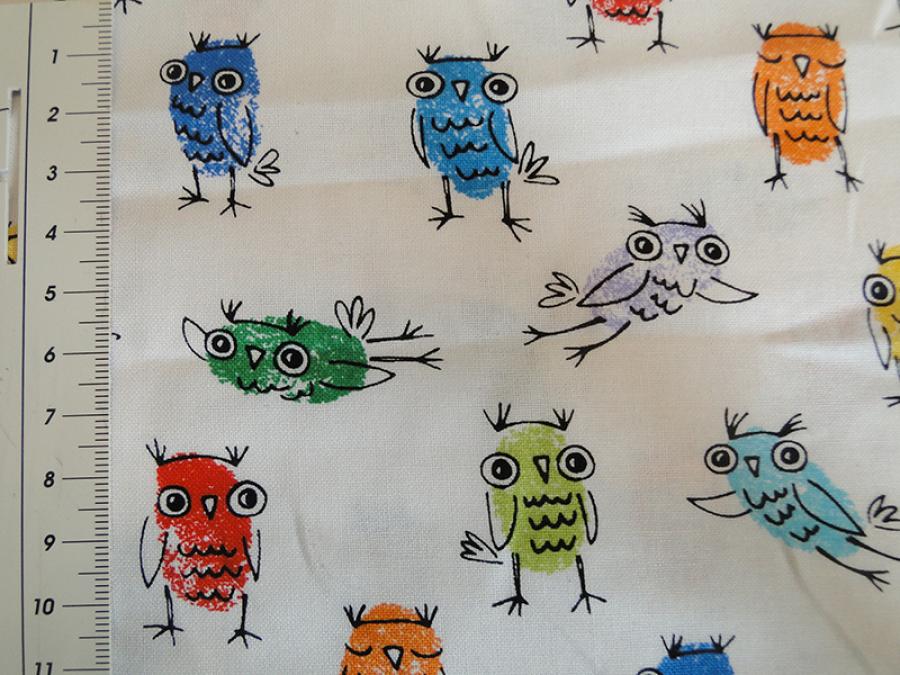 Preview: Patchworkstoff von Timeless Treasures. Weiß mit bunten Fingerabdruck-Eulen.Detailansicht mit Maß.