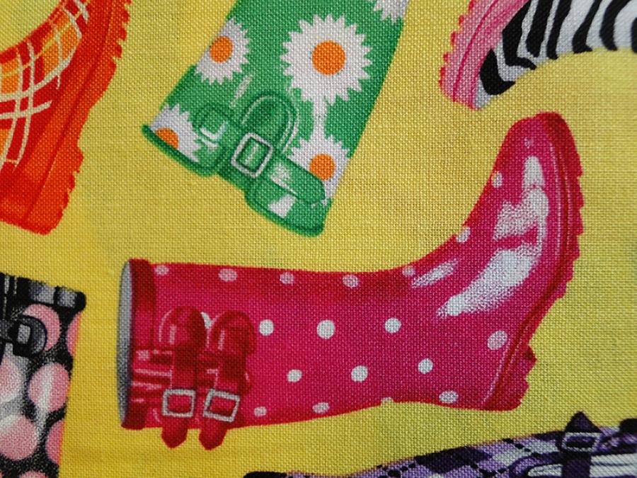 Preview: Patchworkstoff mit vielen lustig bunten Gummistifeln auf gelb.. Von Timeless Treasures. Nahansicht mit Gummistifel in pink.