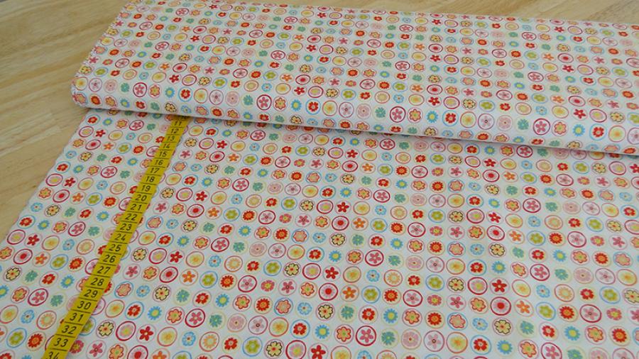 Preview: Patchworkstoff von Riley Blake mit kleinen, bunten Blüten  aus der Serie Happy Flappers.