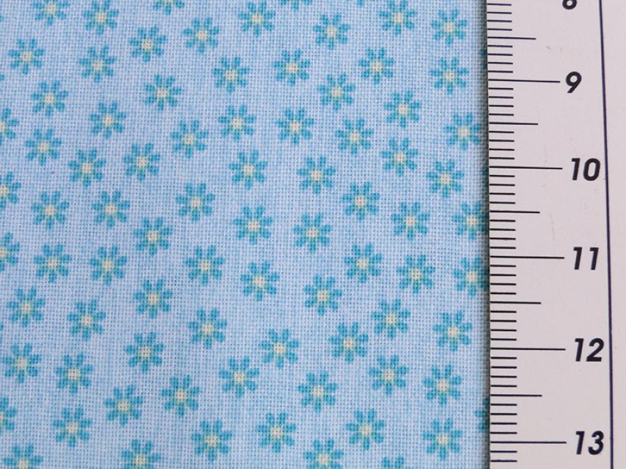 Preview: Patchworkstoff mit kleinen türkisen Blüten von Riley Blake aus der Serie Happy Flappers. Ansicht mit Maß.