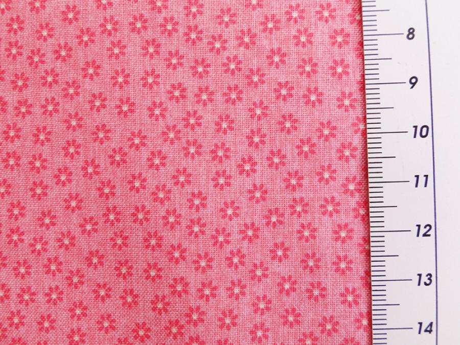 Preview: Patchworkstoff mit kleinen rosa Blüten von Riley Blake aus der Serie Happy Flappers. Ansicht mit Maß.