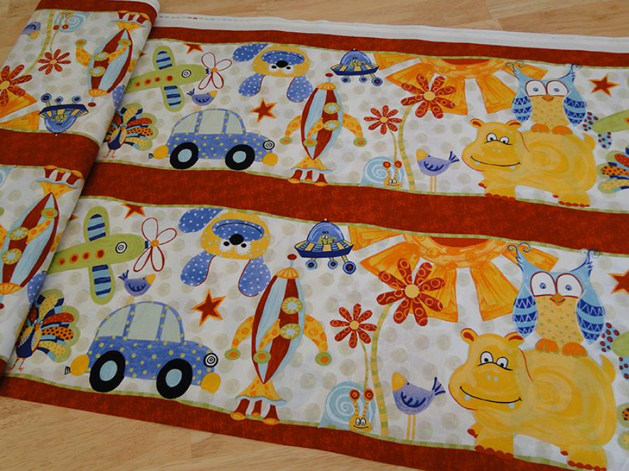 Patchworkstoff mit bunten Raketen, Flugzeugen, Autos und Nilpferden als Bordüre gestaltet. Von Extraordinary.