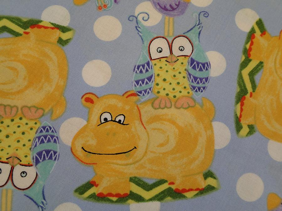 Preview: Patchworkstoff mit glücklichen Nilpferden und Eulen auf hellblau. Detailansicht.