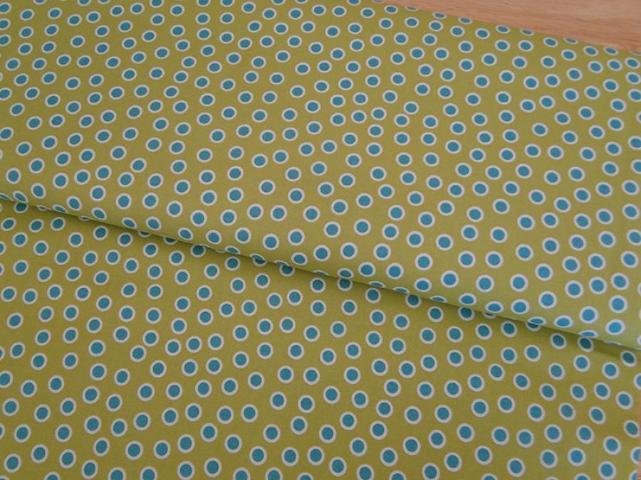 Patchworkstoff, Meterware von Extraordinary. Hintergrund grün mit Punkten in petrol und weiß.