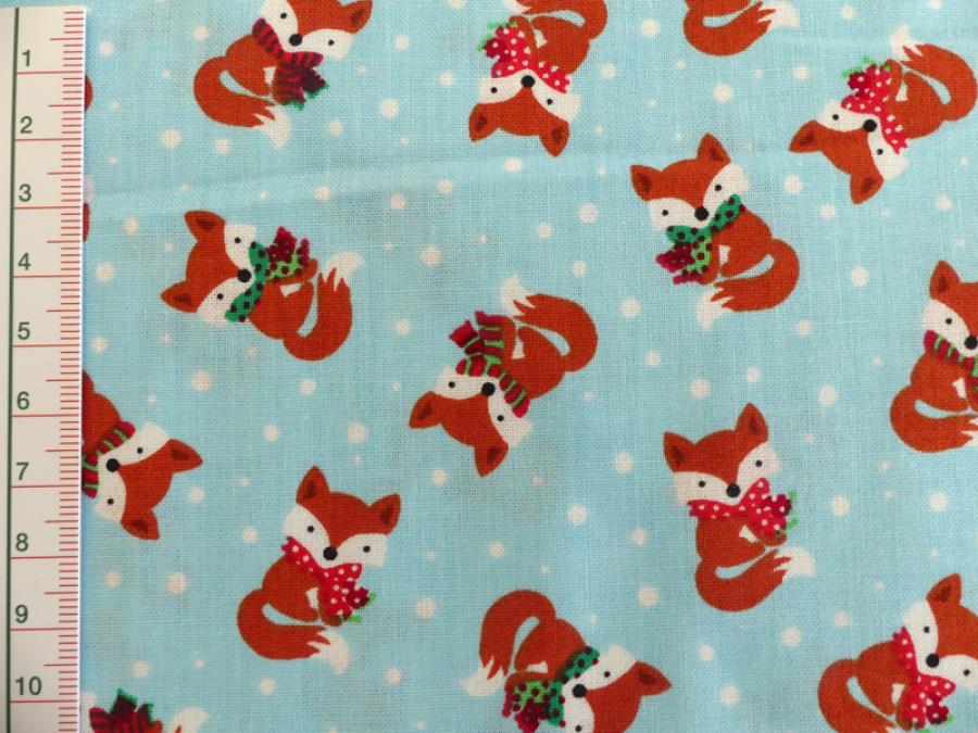 Preview: Patchworkstoff mit Füchsen mit Schal und Schneeflocken auf hellblau. Von Timeless Treasures. Detailansicht mit Maß.