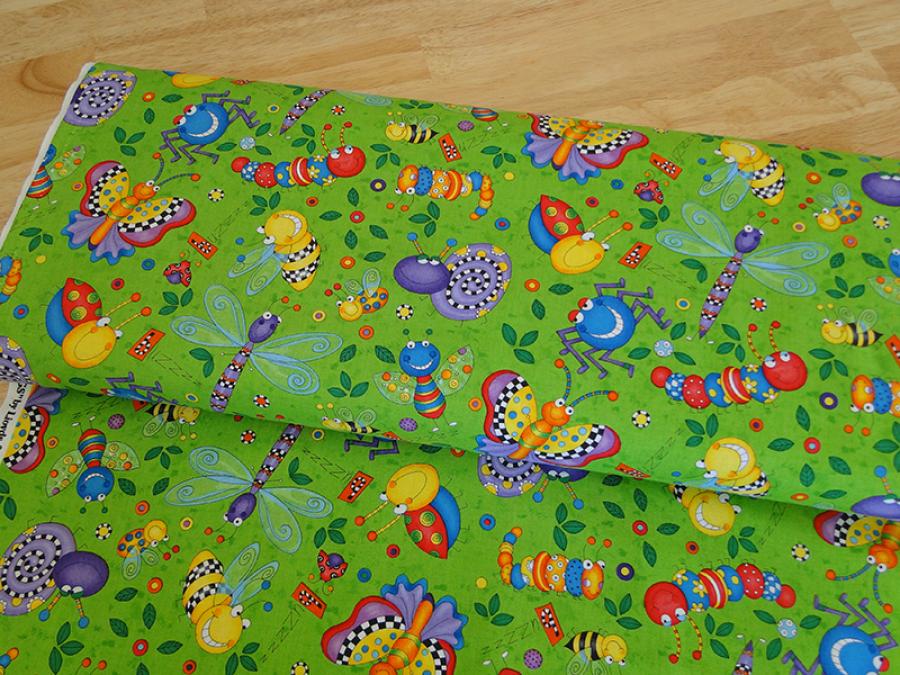 Patchworkstoff mit Raupe, Schmetterling und Schnecke auf grün. Von Timeless Treasures.