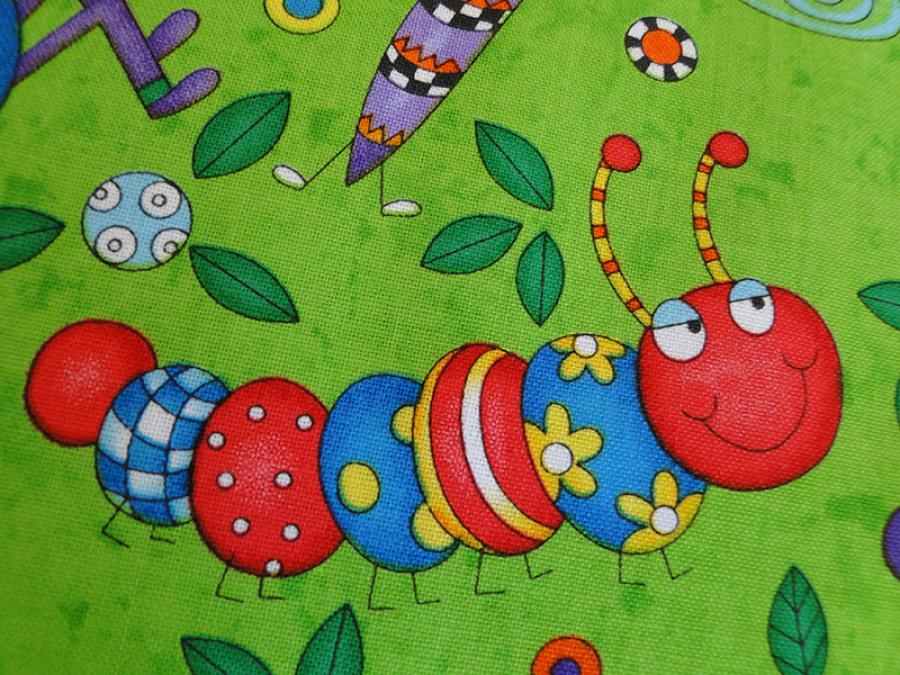 Preview: Patchworkstoff von Timeless Treasures mit Raupe auf grün. Nahansicht.