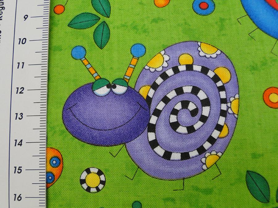 Preview: Patchworkstoff mit Raupe, Schmetterling und Schnecke auf grün. Von Timeless Treasures. Detailansicht Schnecke mit Maß.