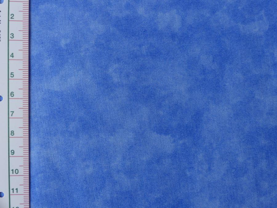 Preview: Patchworkstoff, Meterware. Detailansicht mit Maß.Blauer, mittelblauer marmorierter Klassiker von Moda aus der Serie Marbles.