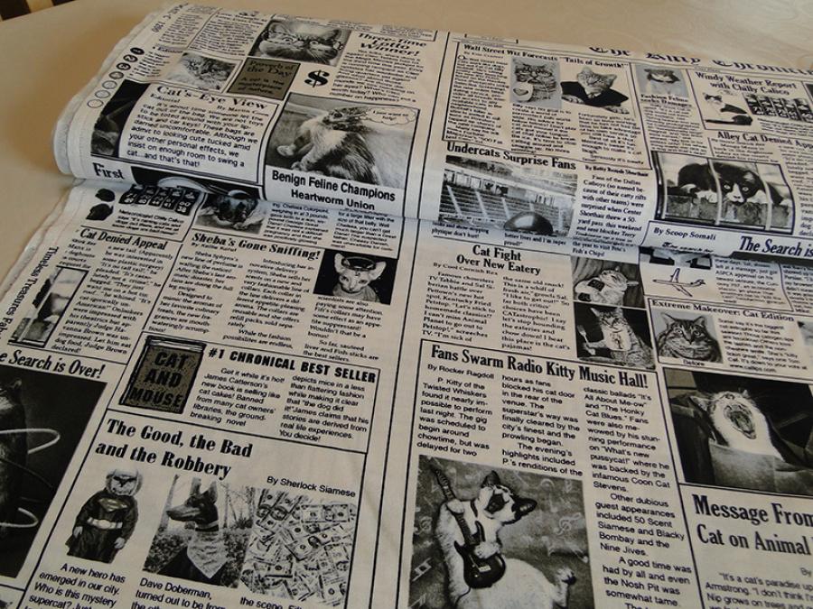 Patchworkstoff in Zeitungsoptik mit Texten und Bildern zum Thema Katzen und Katzenbesitzer.