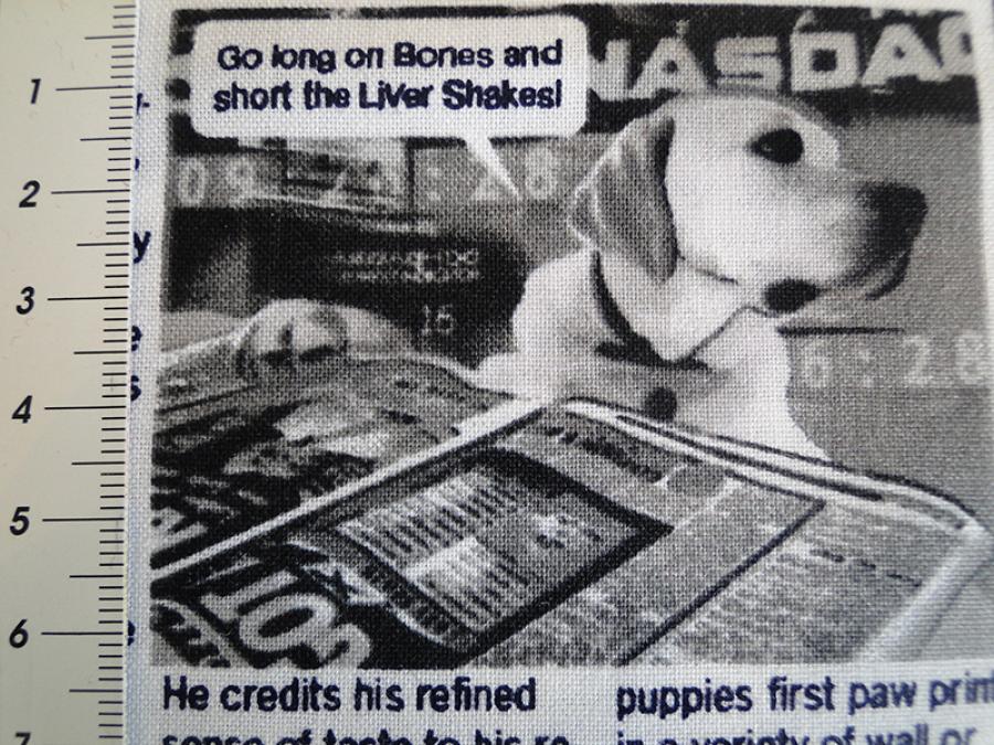 Preview: Patchworkstoff in Zeitungsoptik mit Texten und Bildern zum Thema Hund und Hundehalter. Nahansicht mit Maß.