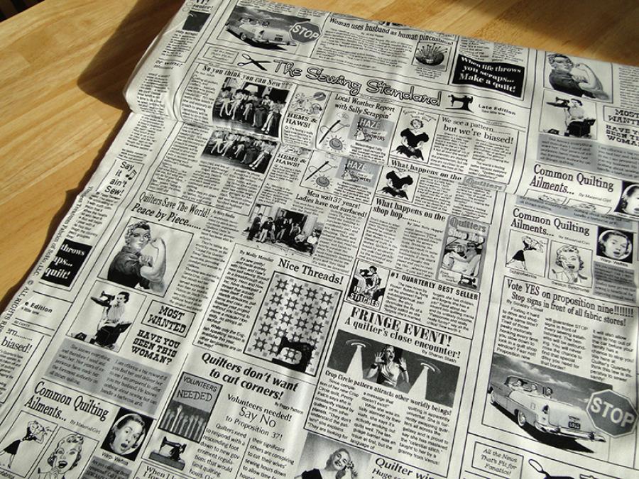 Patchworkstoff in Zeitungsoptik mit motiven und Texten zum Thema Patchwork und quilten. Von Timeless Treasures.