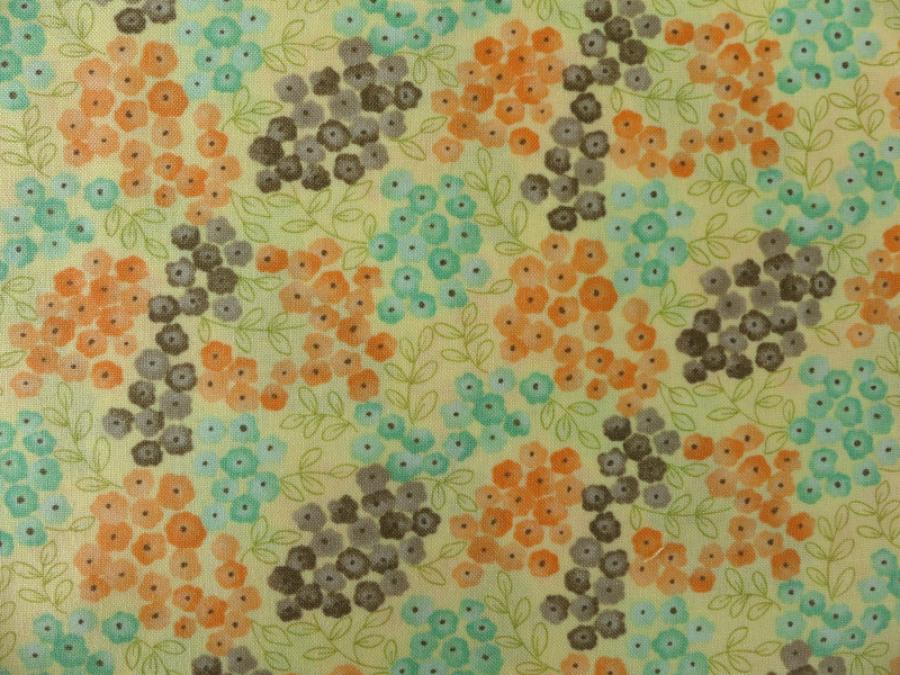 Preview: Stoff, Meterware von Moda aus der Serie Refresh. Blüten in apricot und mint auf gelben Untergrund.