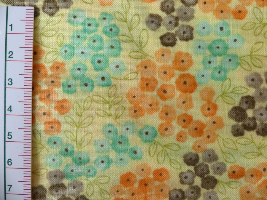 Preview: Patchworkstoff aus der Serie Refresh. Blüten in apricot und mint auf gelben Untergrund. Detailansicht mit Maß.
