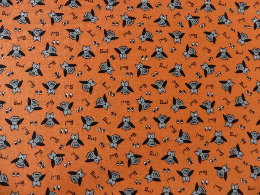 Patchworkstoff, Meterware von Moda aus der Serie Spooky Delights. Kleine Eulen auf orange.
