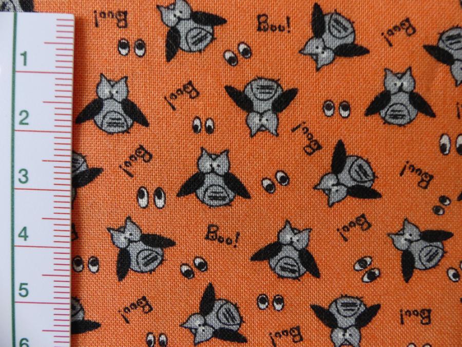Preview: PÜatchworkstoff aus der Serie Spooky Delights. Kleine Eulen auf orange. Detailansicht mit Maß.