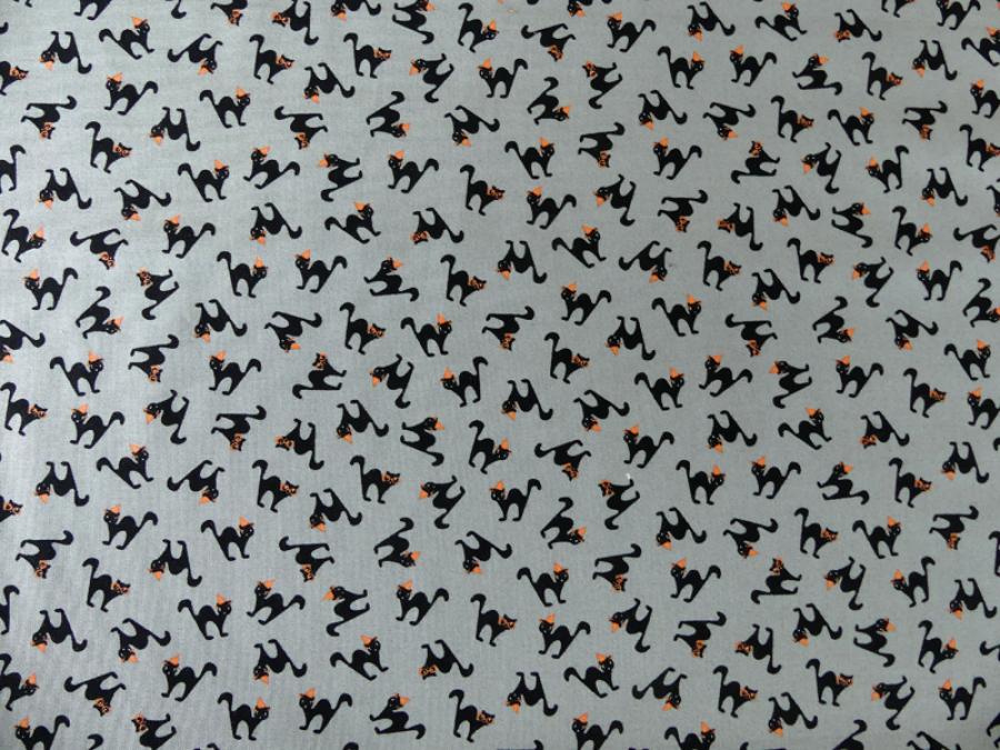 Patchworkstoff, Meterware von Moda aus der Serie Spooky Delights. Kleine schwarze Katzen auf grau.
