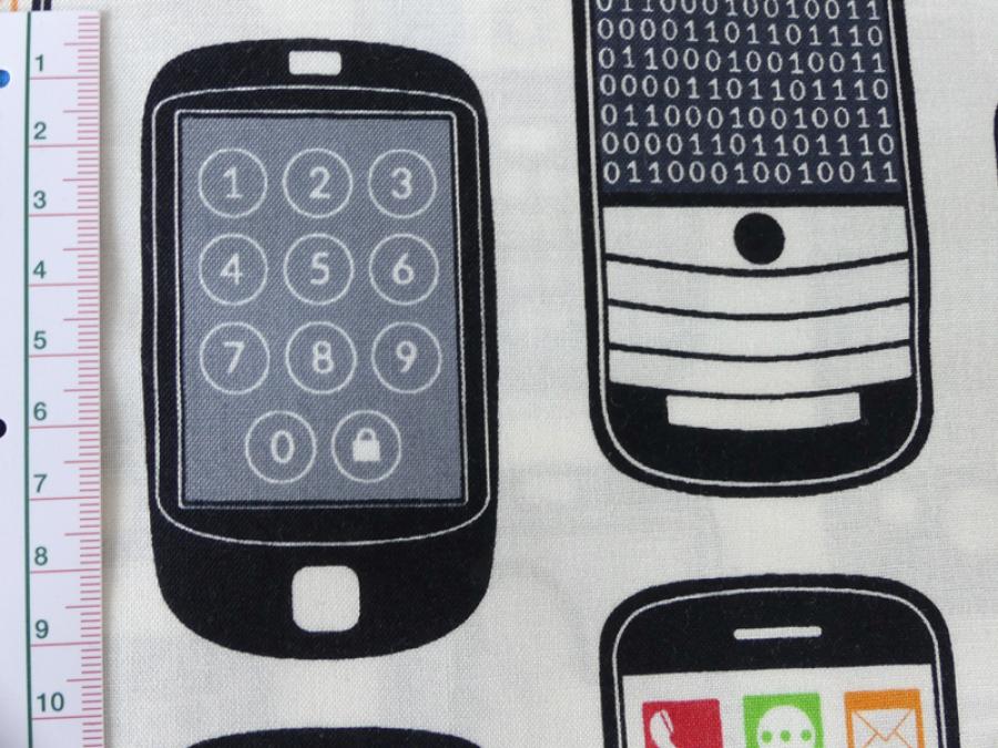 Preview: Patchworkstoff von Windham Fabrics mit Handy,  Mobiltelefon, Telefonen auf weiß.  Detailansicht mit Maß.
