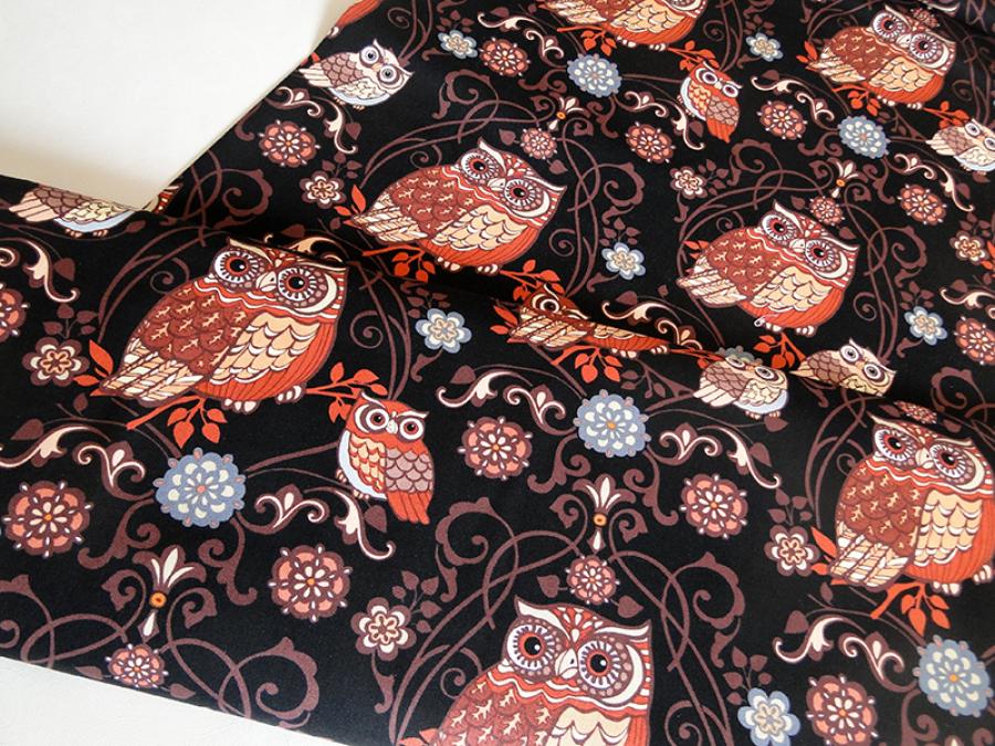 Patchworkstoff in schwarz und braun mit großen Eulen.