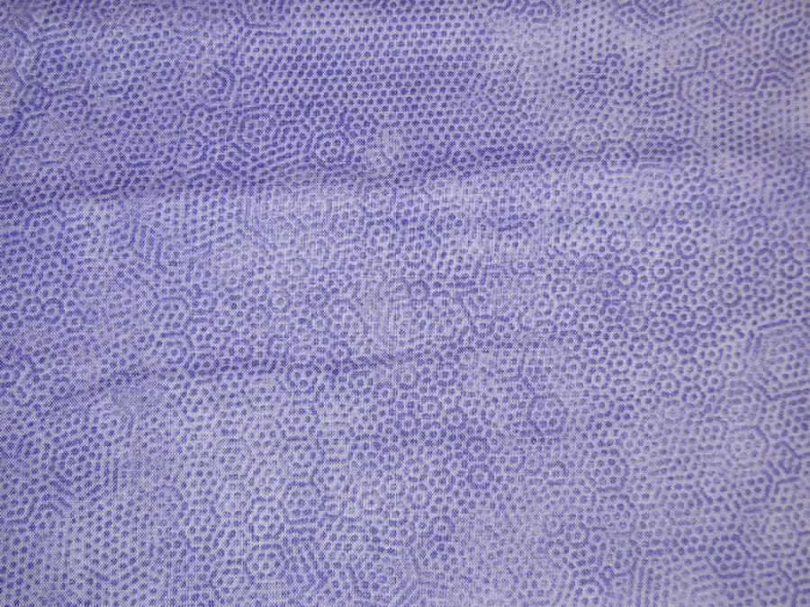Lila Patchworkstoff von Makower aus der Serie Dimples. Meterware.